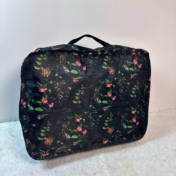 Black Boxy Travel Bag with Durable Fabric ✈️🌴 - Picture 2 of 6